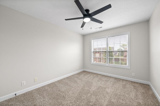 Building Photo - Pet Friendly Four Bedroom!