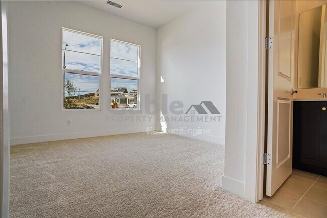 Building Photo - 30000 N Camino los Robles