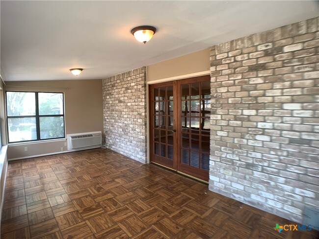 Building Photo - 826 Timber Dr