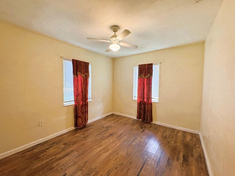 Building Photo - Cozy 3 Bedroom Home with Updated Kitchen and Spacious Yard in Port Charlotte