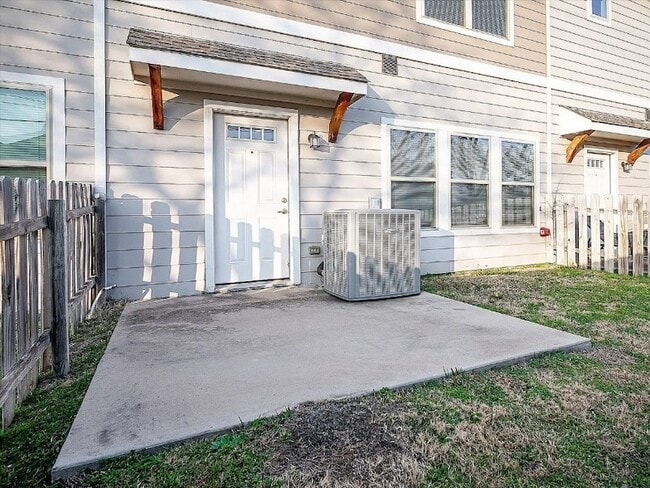 Building Photo - 117 Springtree St