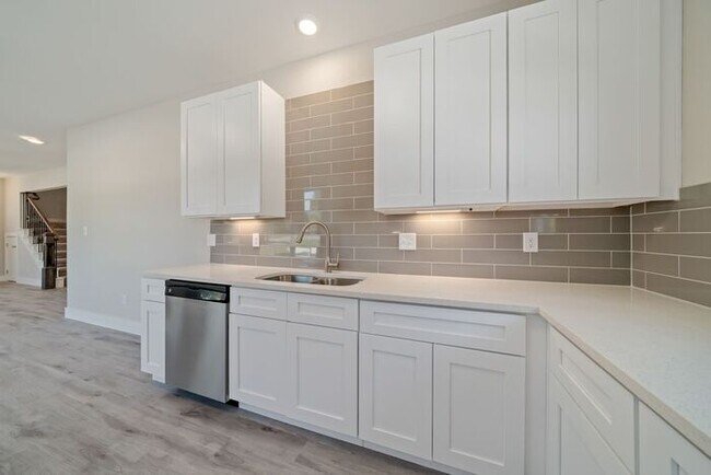 Building Photo - BEAUTIFUL TOWNHOME FOR RENT IN RICHLAND HI...