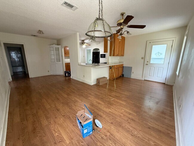 Building Photo - Pensacola - East Hill - 4 bedrooms, 3 bathroom - Mother in Law suite