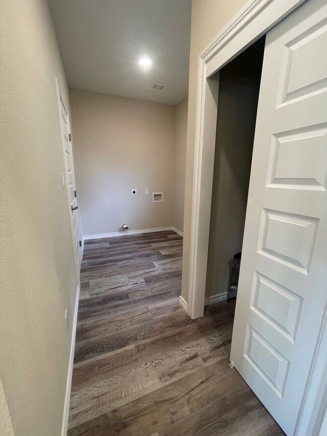 Building Photo - NEW ON MARKET