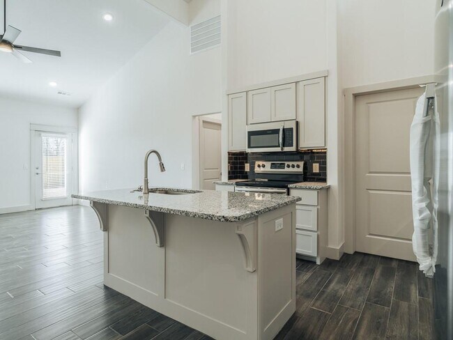 Building Photo - 657 Sun Meadow Dr
