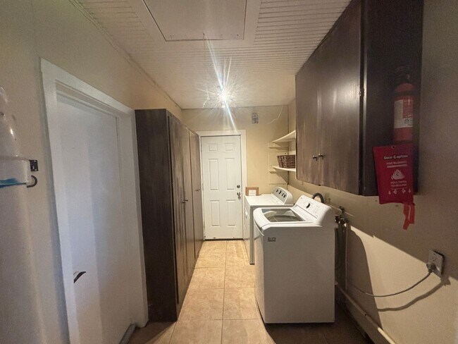 Building Photo - Charming 3 Bedroom 1 Bath single story home, with large yard