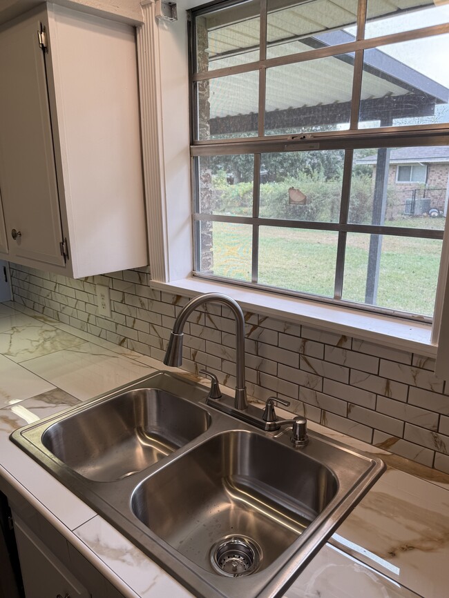 Building Photo - 914 Maureen St