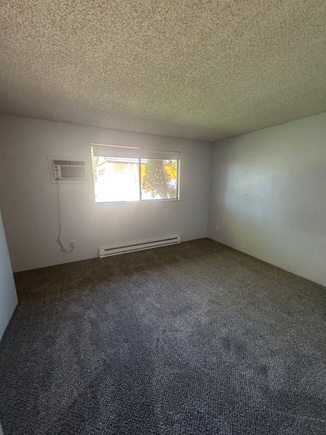 Building Photo - Move in special - $300 off first month's r...