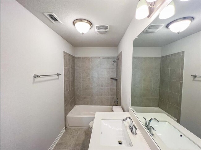 Building Photo - 9002 Palmito Dr