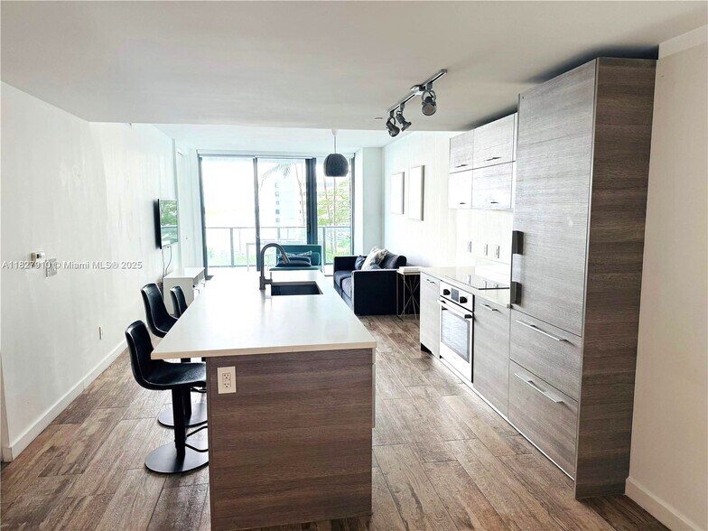 Building Photo - 650 NE 32nd St