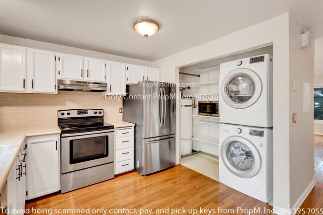 Building Photo - Charming Two Bedroom Condo with Close Access to I-5!
