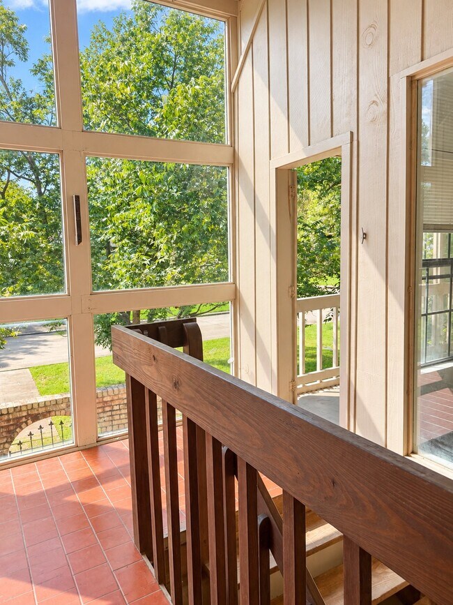 Building Photo - 2305 Lazy Lake Dr