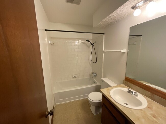 Building Photo - 3 Bed. 2 Bath, 2 Car Garage