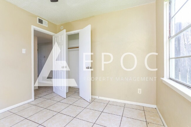 Building Photo - 904 Florence Rd