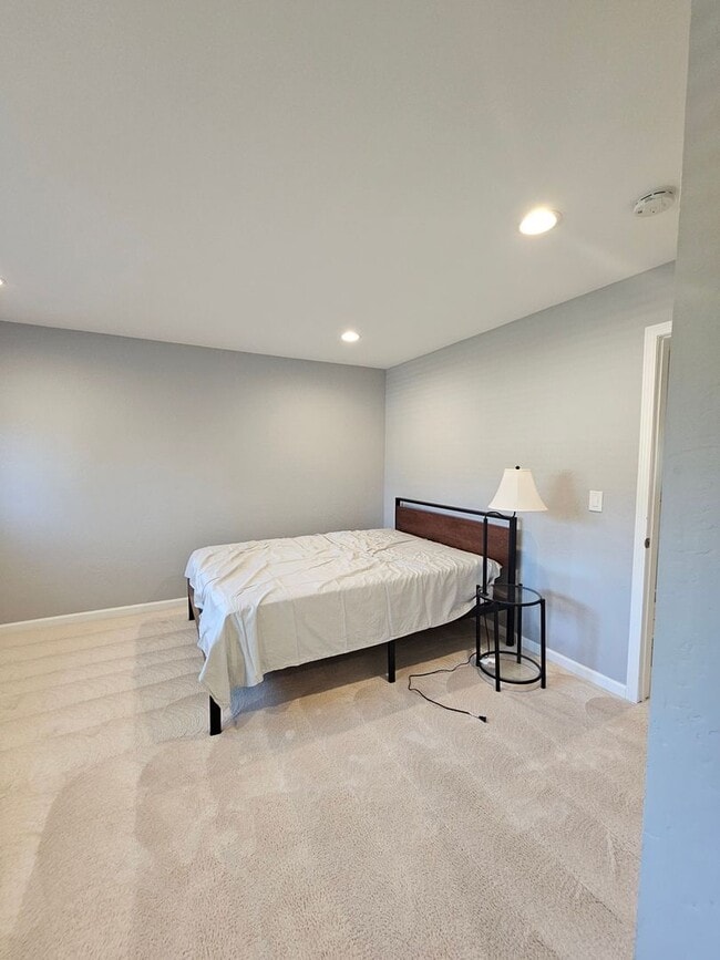 Building Photo - 1394 N Loop Dr