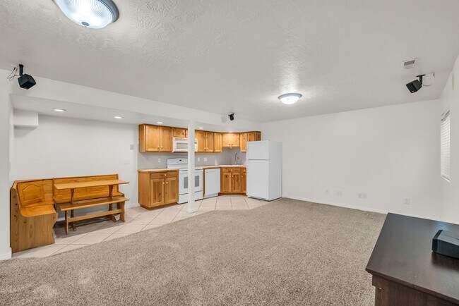 Building Photo - Spacious 7 Bed Kaysville Home with Two Kitchens