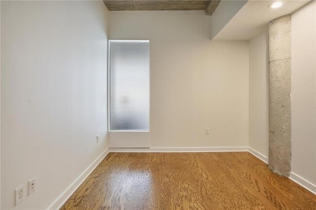 Building Photo - 890 Memorial Dr SE