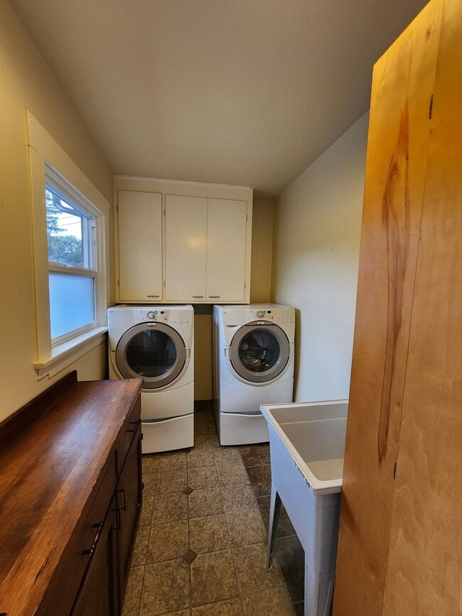 Building Photo - Single Family Home in Rio Dell!