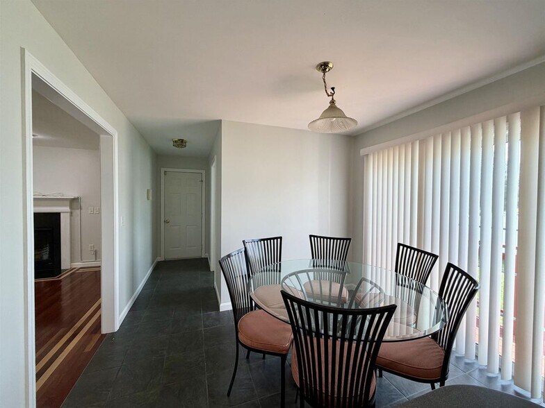 Building Photo - 8 Normandy