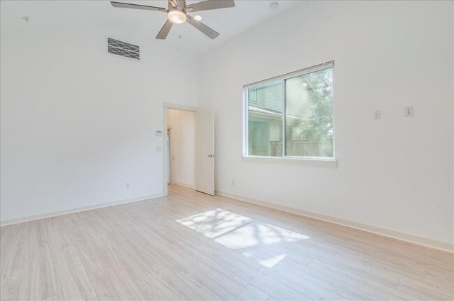 Building Photo - 4006 Valley View Rd