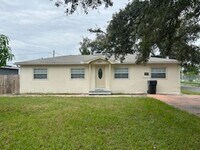 Building Photo - 3 bdrm/2 bath home available immediately!