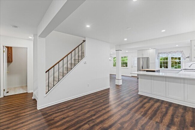 Building Photo - 100 Greensward Ln