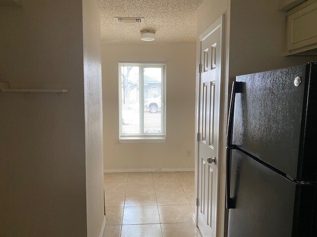 Building Photo - 2142 Greenbriar Colony Dr