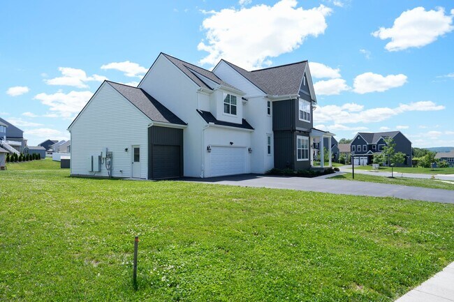 Building Photo - 245 Hollyhock Dr