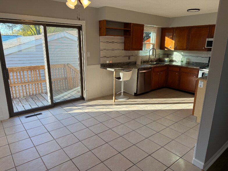 Building Photo - 104 IL-84