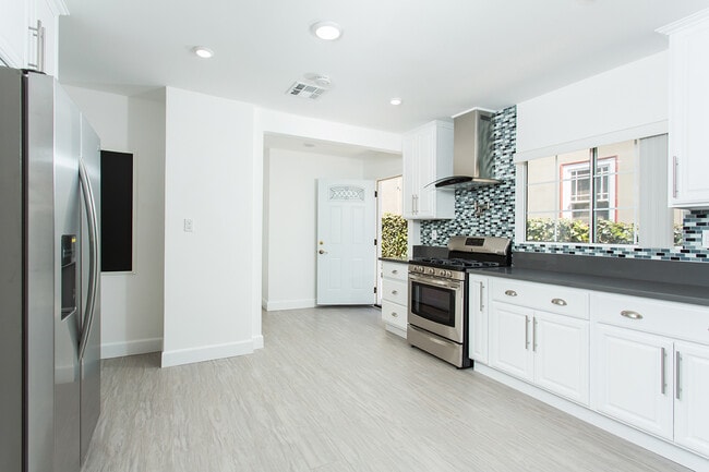 Building Photo - Beautiful spacious house