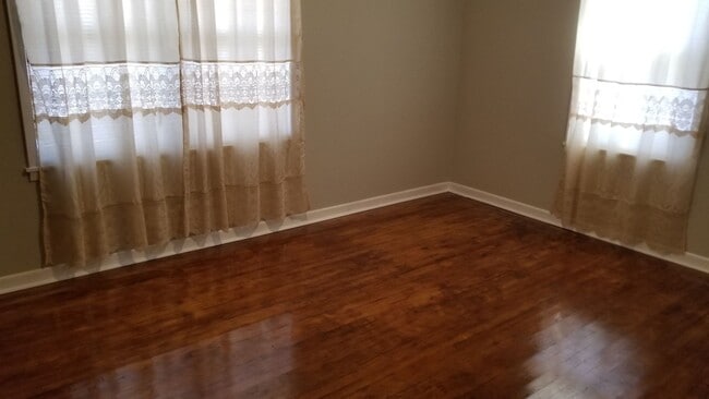 Building Photo - 514 McArthur Dr