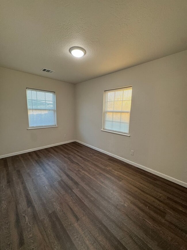 Building Photo - Located in Southlawn!!! 3/2 CH/A