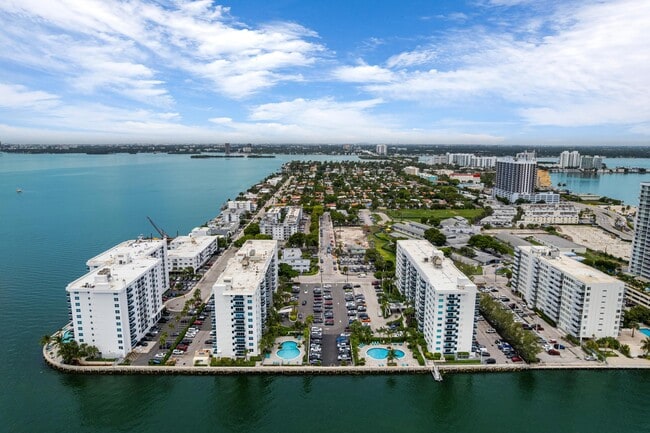 Building Photo - 7501 E Treasure Dr