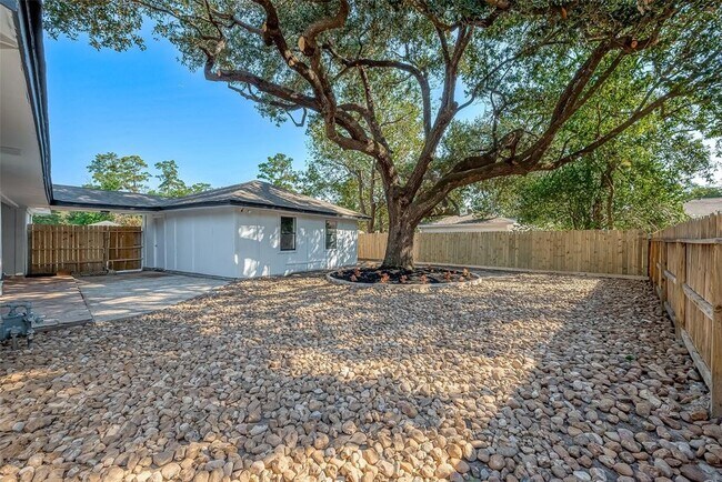 Building Photo - 23130 Bayleaf Dr