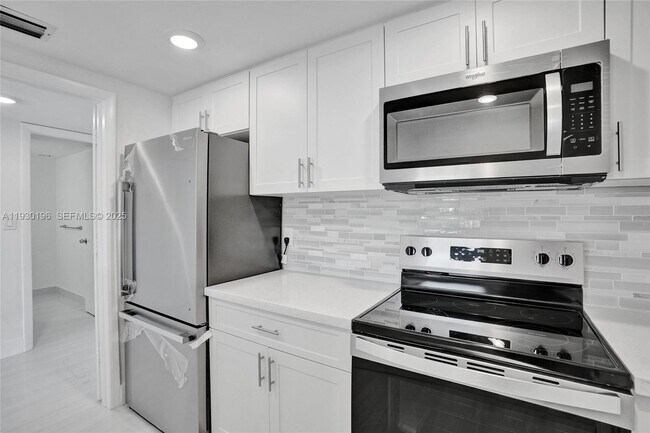 Building Photo - 4164 Inverrary Dr