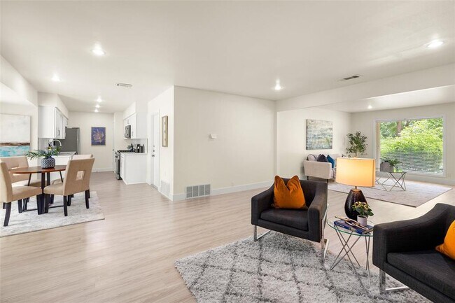 Building Photo - 3205 Santa Monica Dr