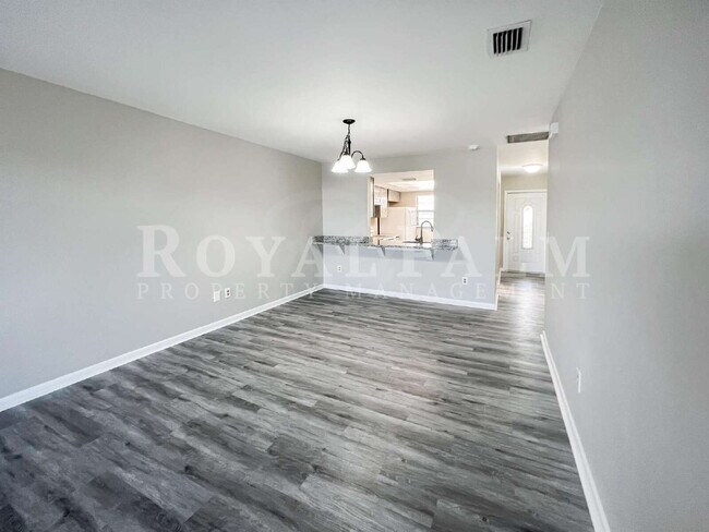 Building Photo - 4530 SW 10th Ave