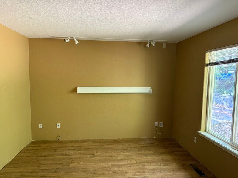 Building Photo - 2043 NW Sarum Cir