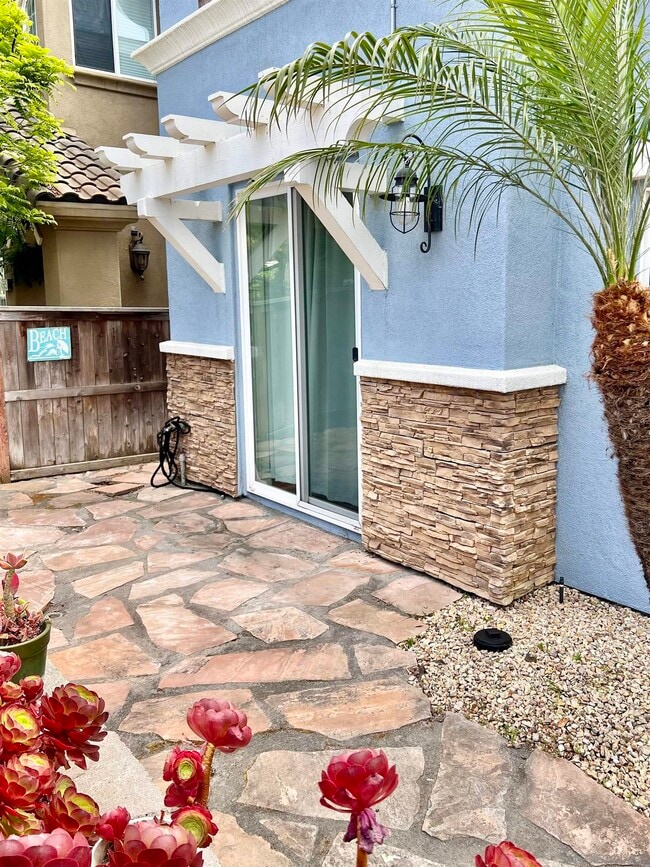Building Photo - 517 N Cedros Ave