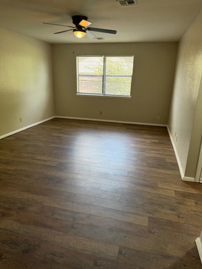 Building Photo - 719 Acorn Dr