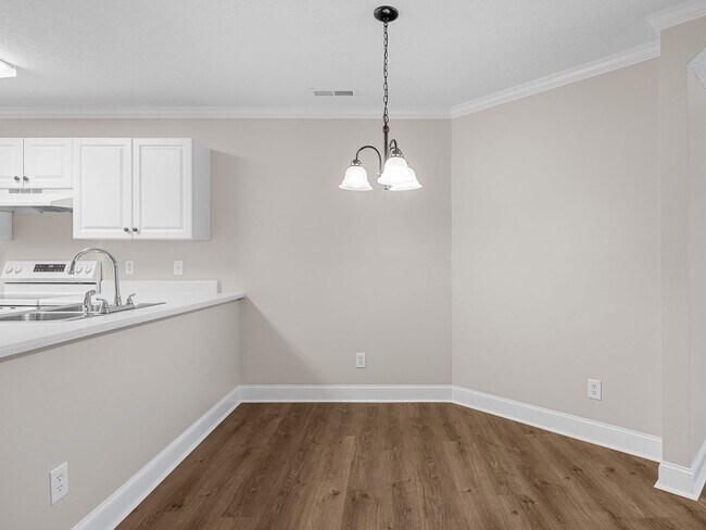 Building Photo - Freshly Renovated 3 BR, 2 BA Townhome Cent...