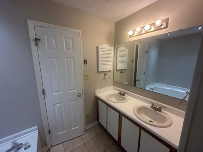 Building Photo - 267 Waterdown Dr