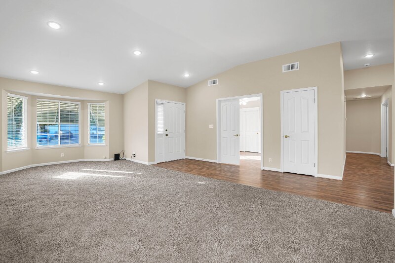 Building Photo - 209 Grapewood Ct