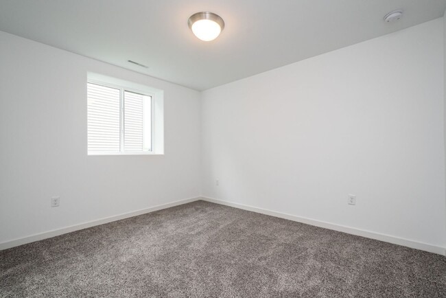 Primary Photo - 4 bed 3 bath East side Iowa city!