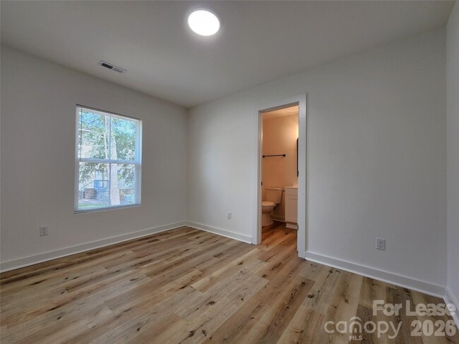 Building Photo - 1302 Rainbow Dr