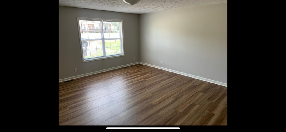 Living room - 414 Blake Cir