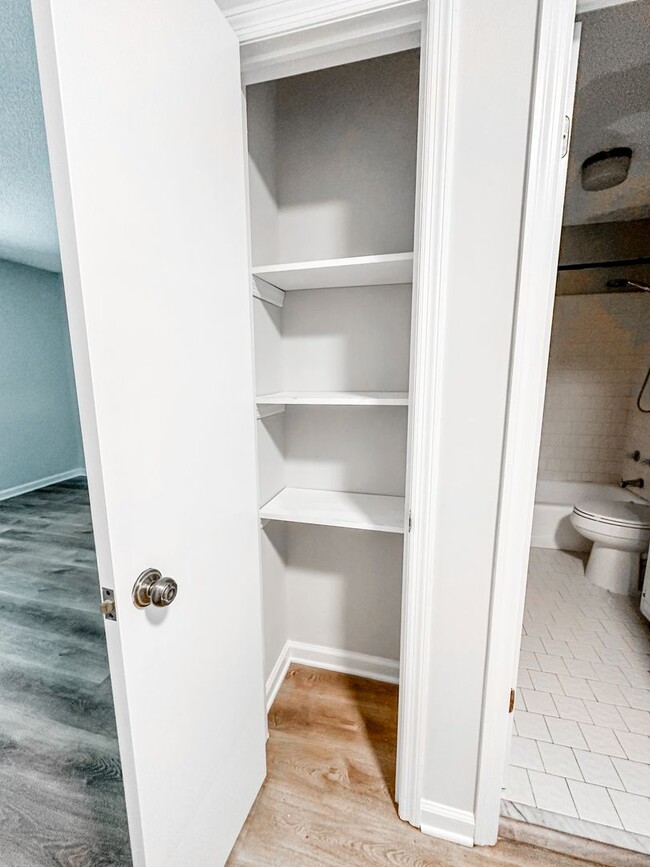 Building Photo - 2/1.5 Oakwood Townhome