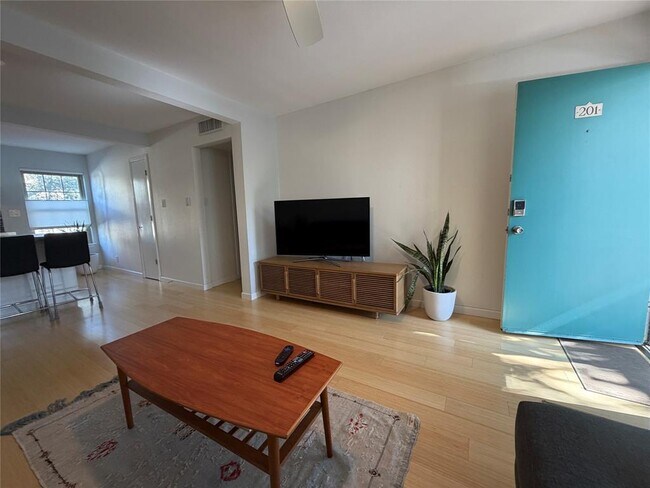 Building Photo - 300 Crockett St