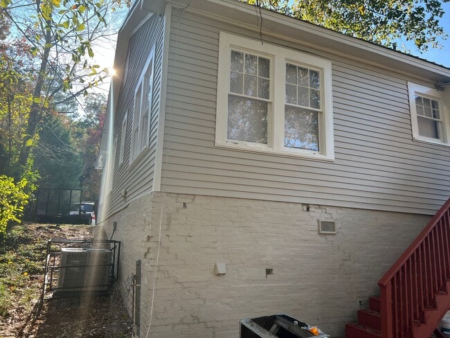 Building Photo - LIMITED TIME MOVE IN SPECIAL!! FIRST MONTH...