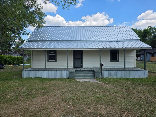 Building Photo - 2 bed/1 bath House Under Renovations